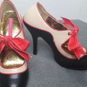 Black, cream and red pinup shoes Size 8